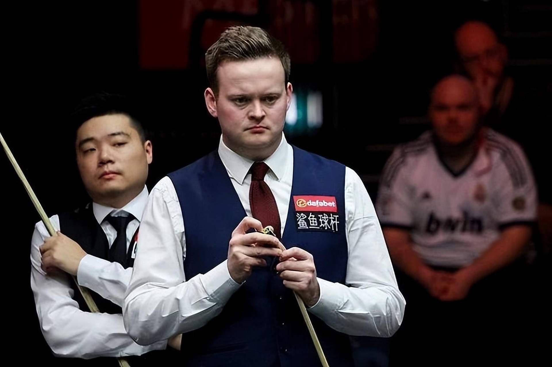 在背后给予 在背后给予